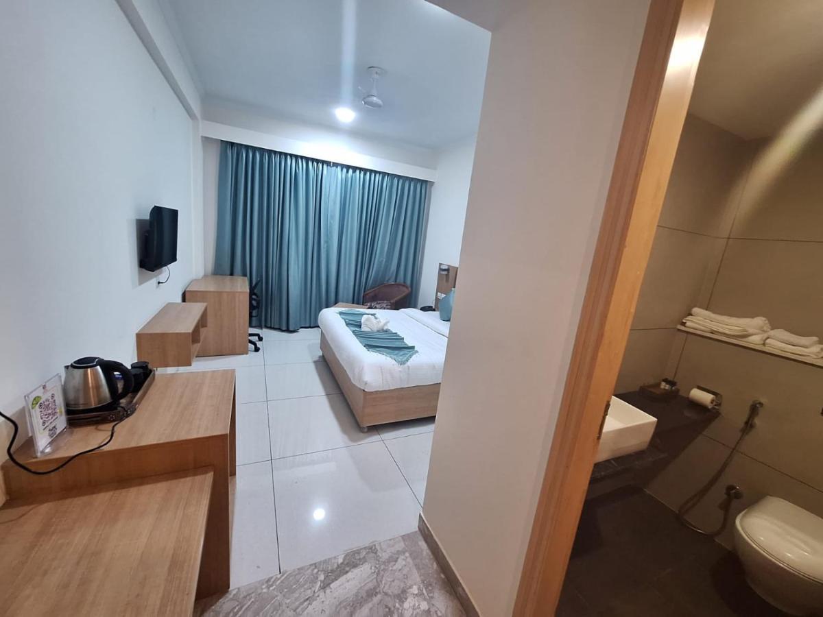 Rr Galaxy Hotel Gurgáon Kültér fotó