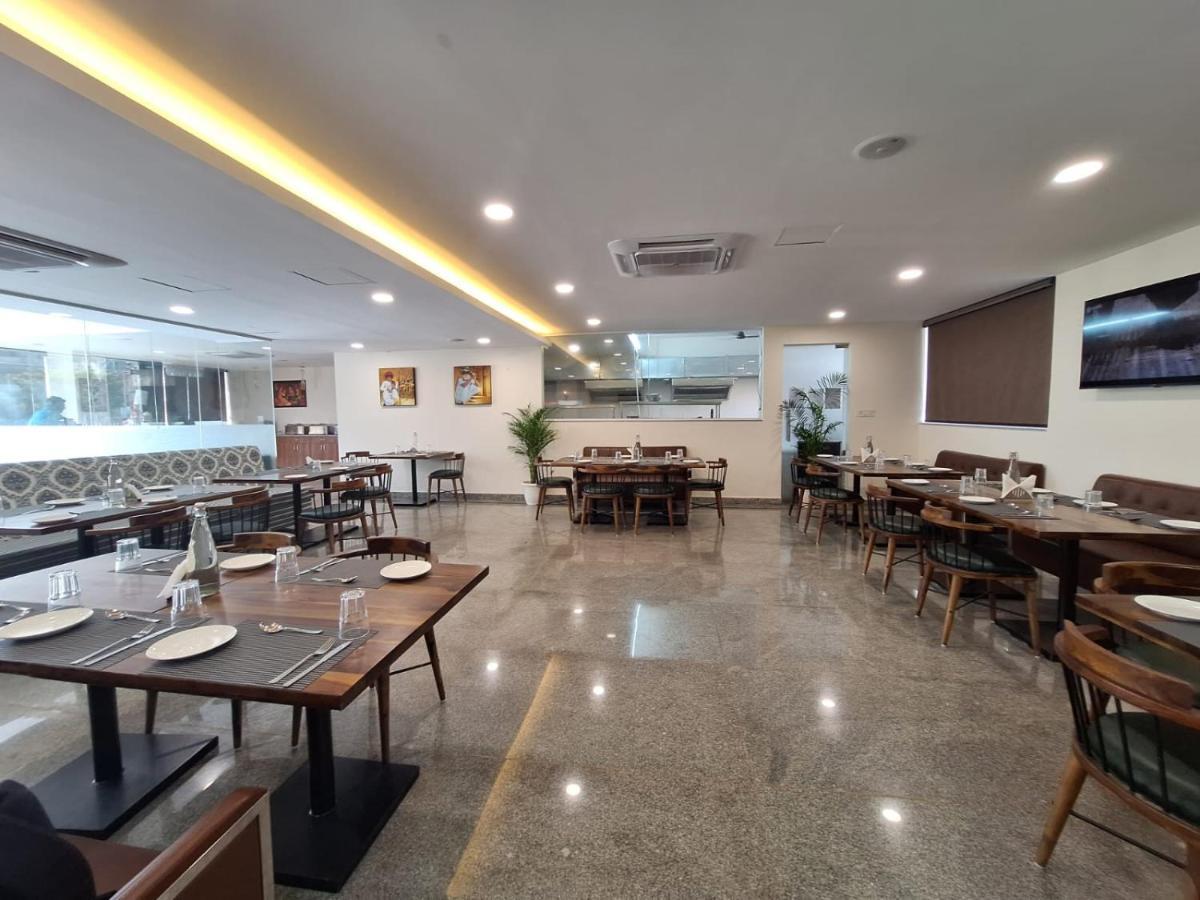Rr Galaxy Hotel Gurgáon Kültér fotó