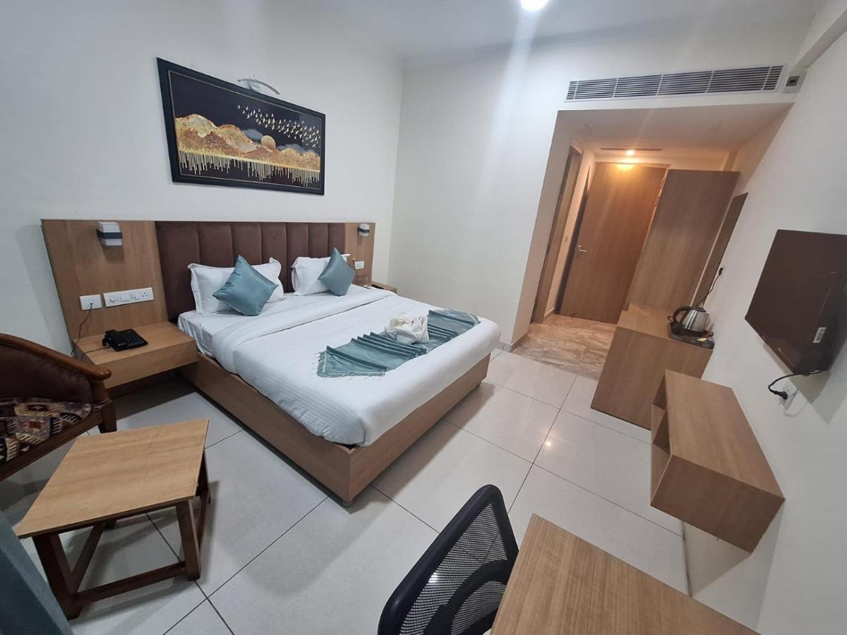 Rr Galaxy Hotel Gurgáon Kültér fotó