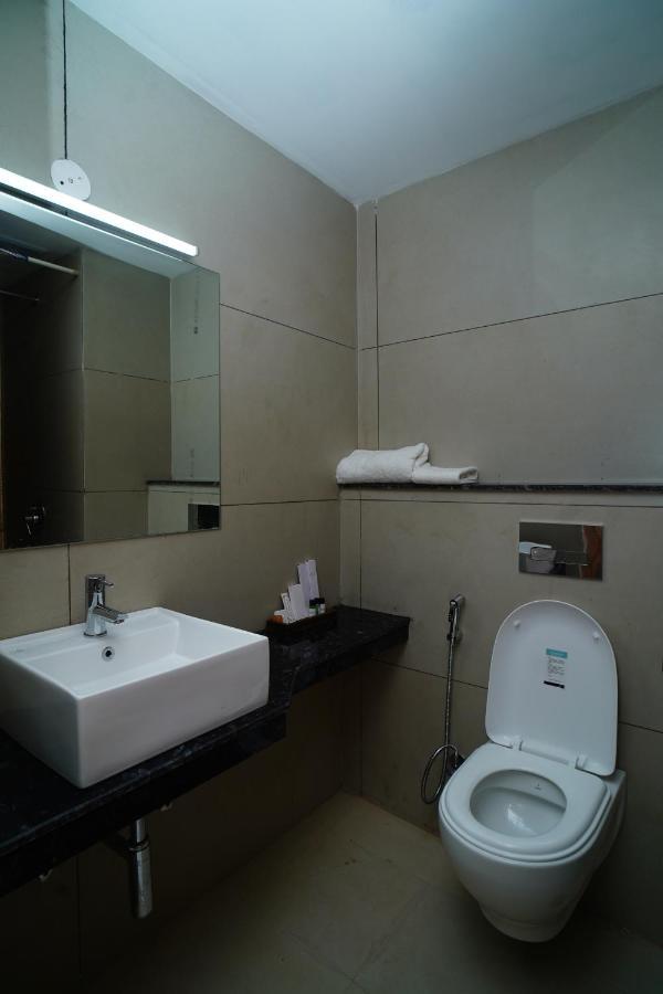 Rr Galaxy Hotel Gurgáon Kültér fotó