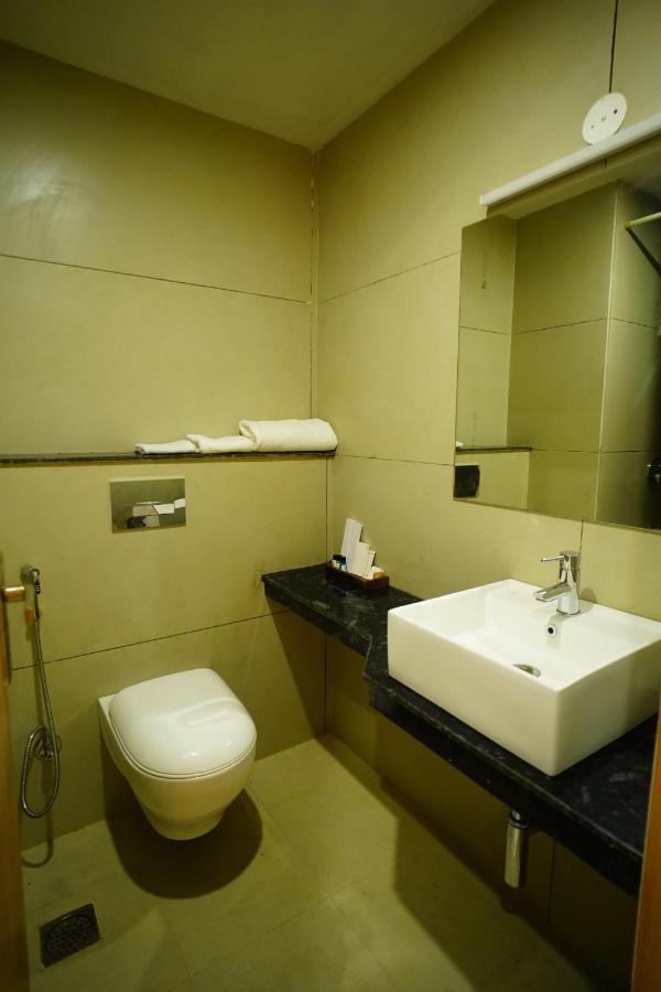 Rr Galaxy Hotel Gurgáon Kültér fotó