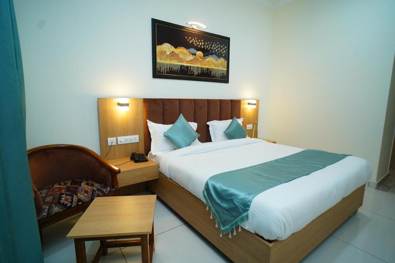 Rr Galaxy Hotel Gurgáon Kültér fotó