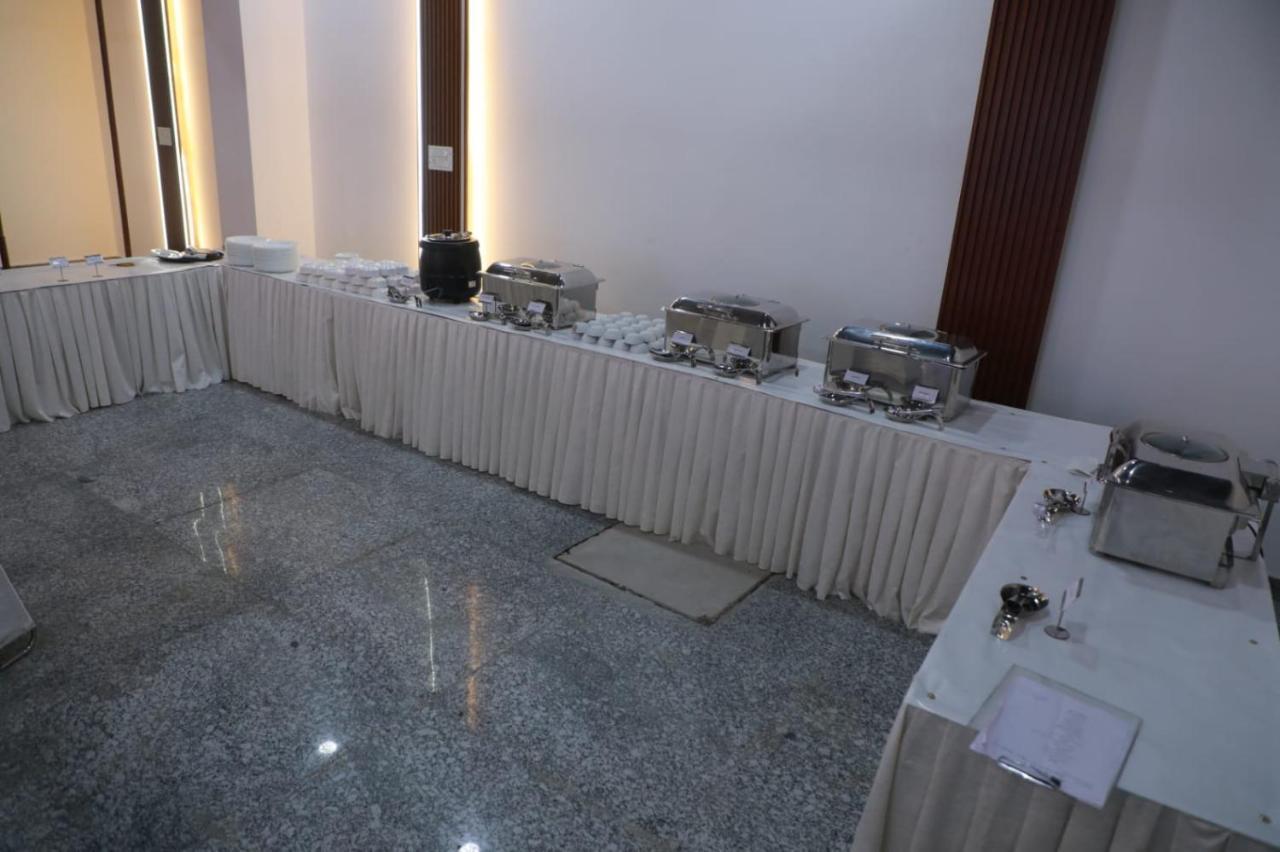 Rr Galaxy Hotel Gurgáon Kültér fotó