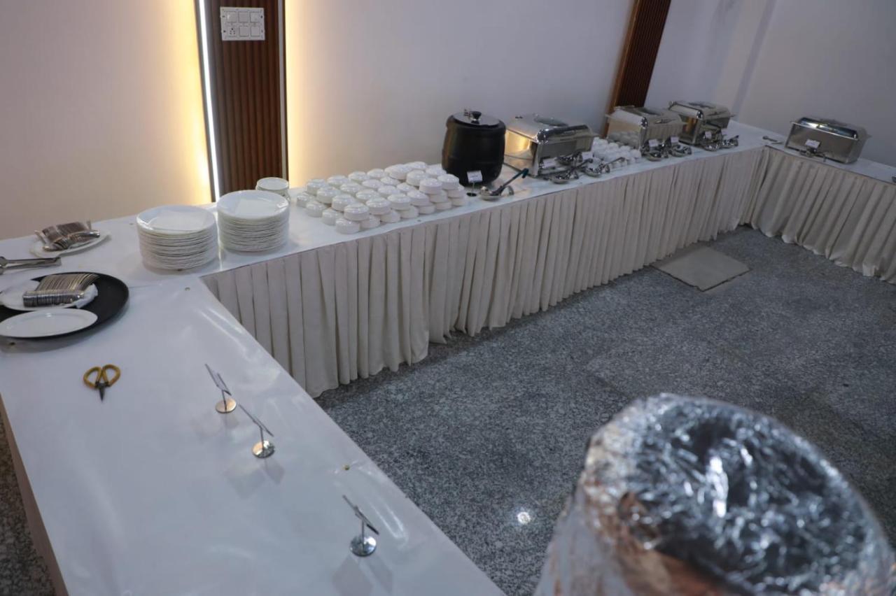 Rr Galaxy Hotel Gurgáon Kültér fotó