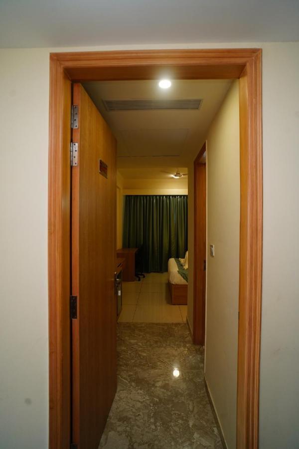 Rr Galaxy Hotel Gurgáon Kültér fotó