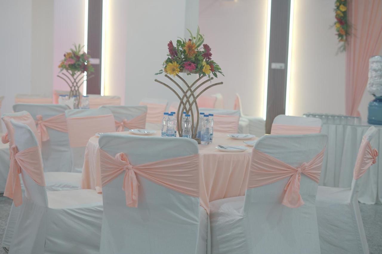 Rr Galaxy Hotel Gurgáon Kültér fotó