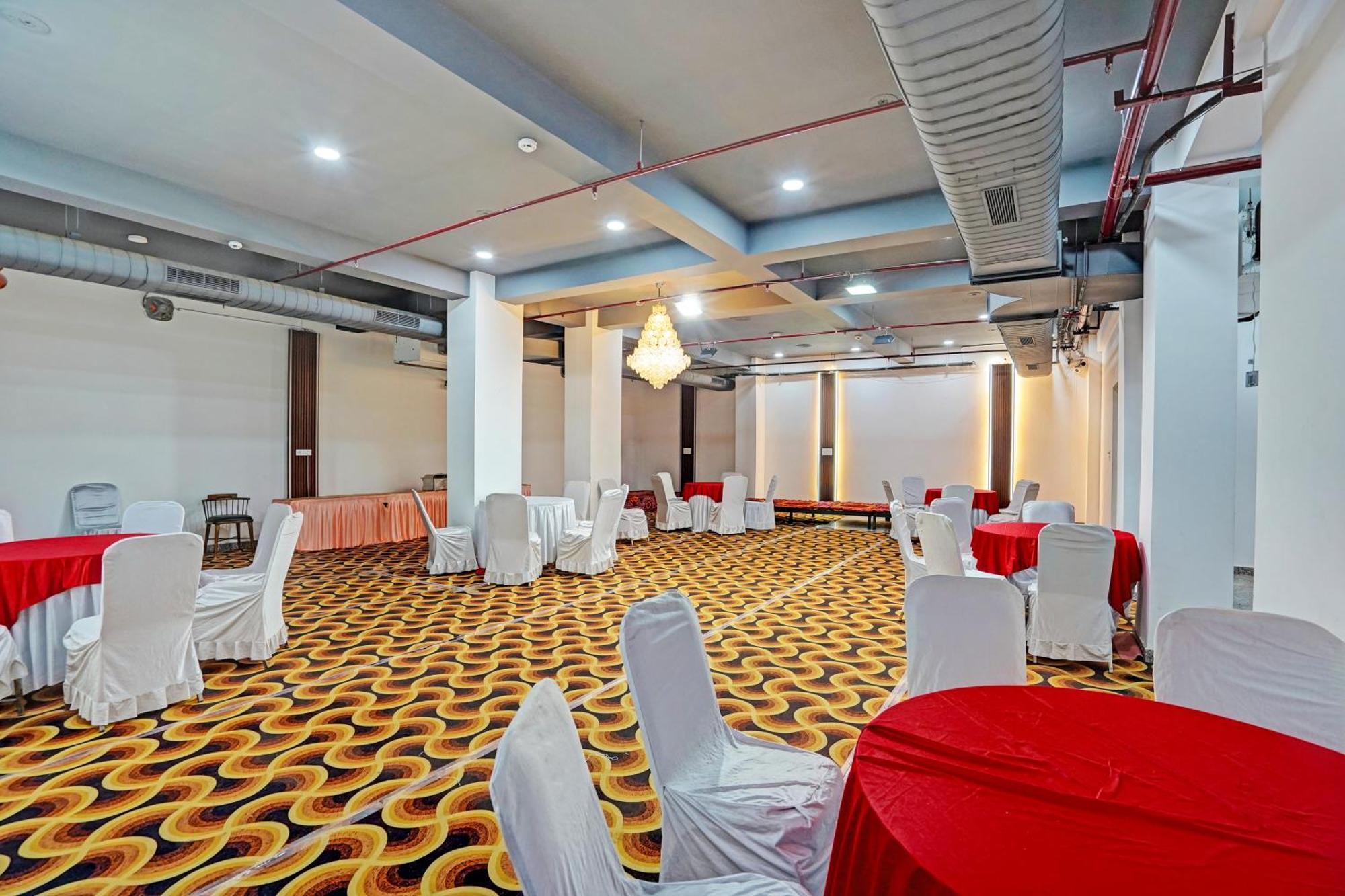 Rr Galaxy Hotel Gurgáon Kültér fotó