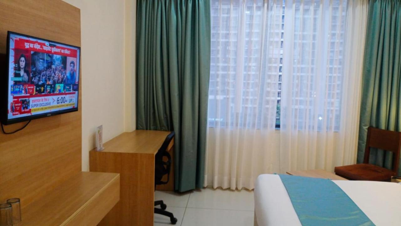 Rr Galaxy Hotel Gurgáon Kültér fotó