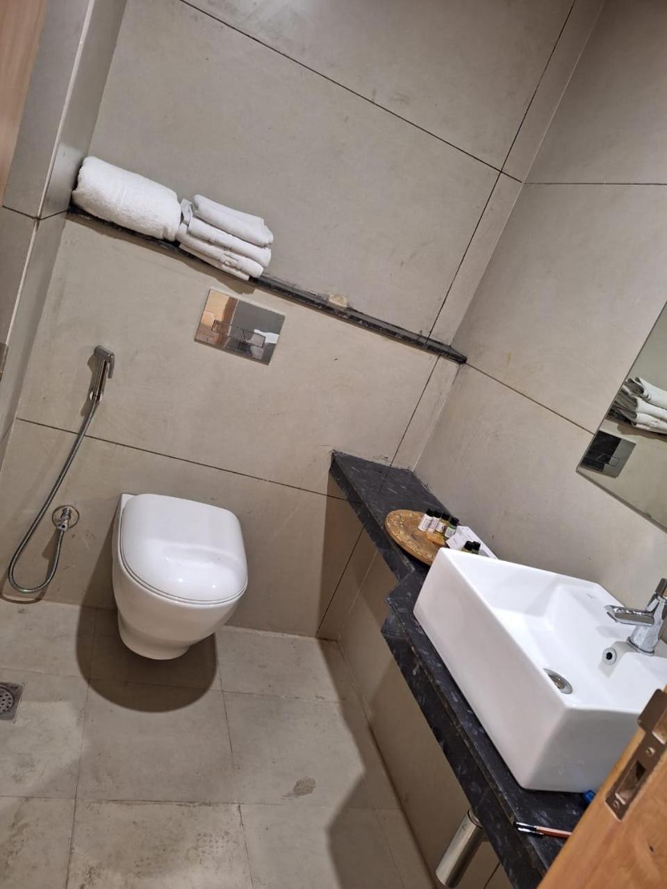 Rr Galaxy Hotel Gurgáon Kültér fotó